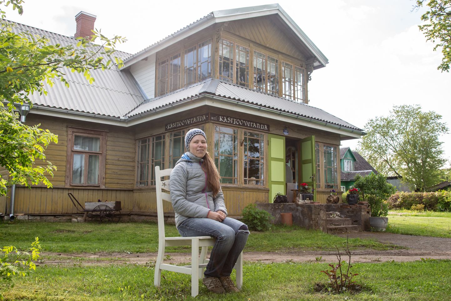 Maria Ronk istub oma õe maja ees, kuhu ta on sisustanud käsitööveranda. Käsitöömeistrina leiab Maria, et veranda taastamine on peen kunst ja vajab ehitusmeistri kätt.