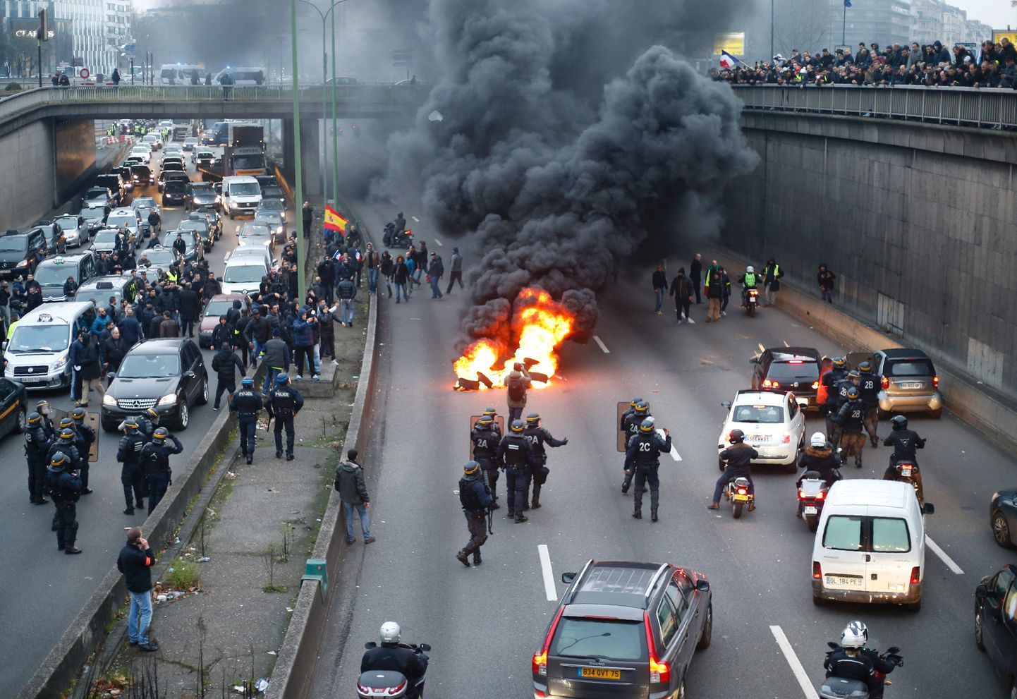 Полиция усмиряет демонстрантов в Париже.