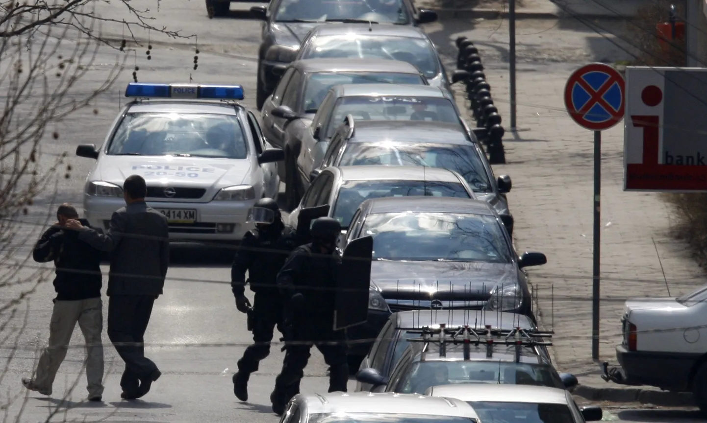 Bulgaaria politseinikud Slivenis panga jures, kus mees võttis pantvangi kuus inimest.