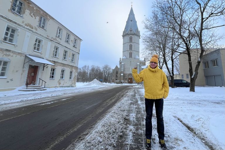 Juku-Kalle Raid Narva Aleksandri kiriku ees