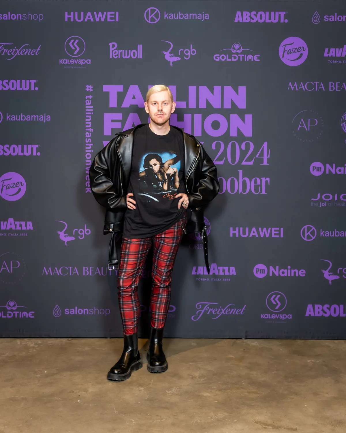 Andrei Danilo on alati moesündmusteks valmistunud. Seekord teeb tema look kummarduse 80ndate rock'ile –  nahktagi, mida täna kantakse iga komplektida, punaseruudulised püksid, tanksaapad, ninaneedid ja retroprindiga rebel särk.