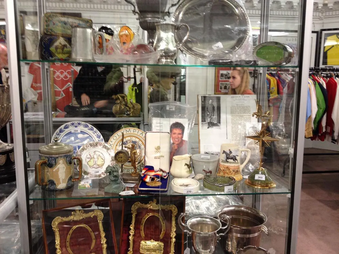 Спортивные награды и раритеты Эрики Салумяэ, выставленные на аукцион.