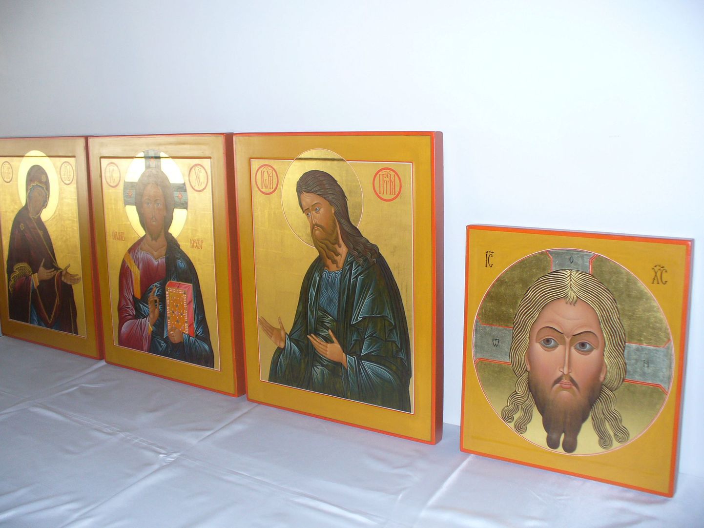 Ikoonid, mis annetati Viljandimaa Tuhalaane Jumalaema Uinumise kirikule