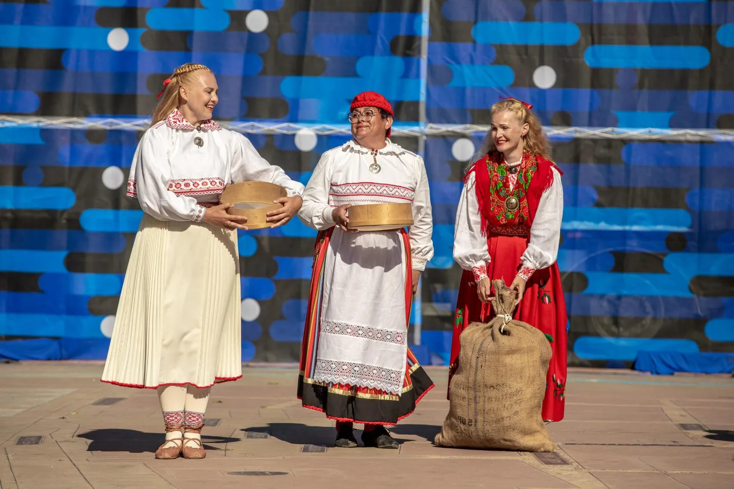 Kajaka juubelikontsert “Mälestuste rada” oli pühendatud kauaaegsele juhile Rita Mändlale (keskel). Tantsuga “Külvaja” ulatas ta viljakoti uuele kunstilisele juhile Ulla Helin-Mengelile (paremal).