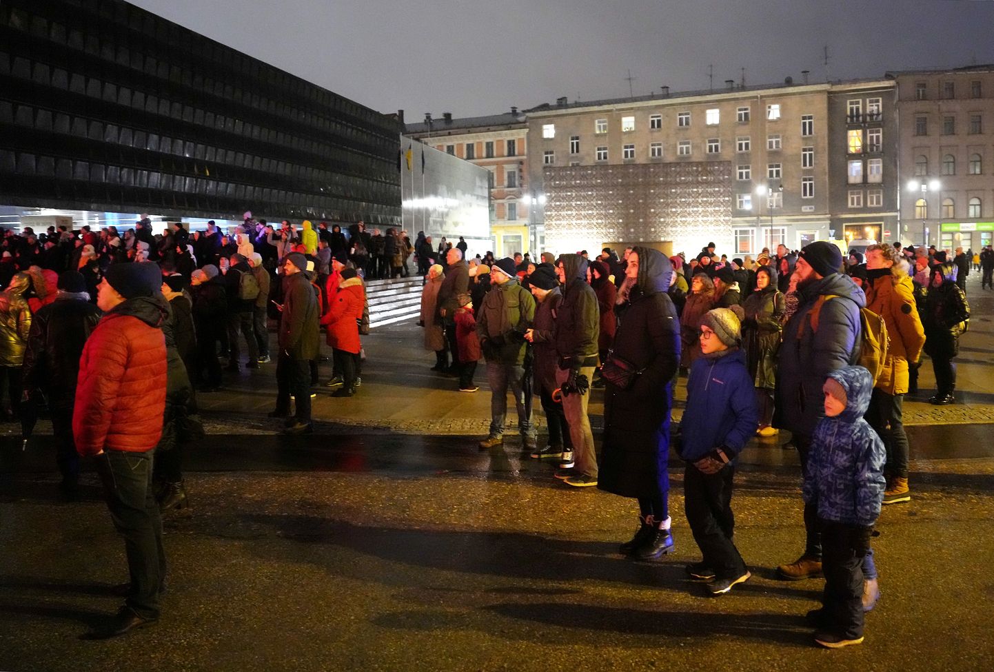Жители Риги встречают Новый год на Ратушной площади