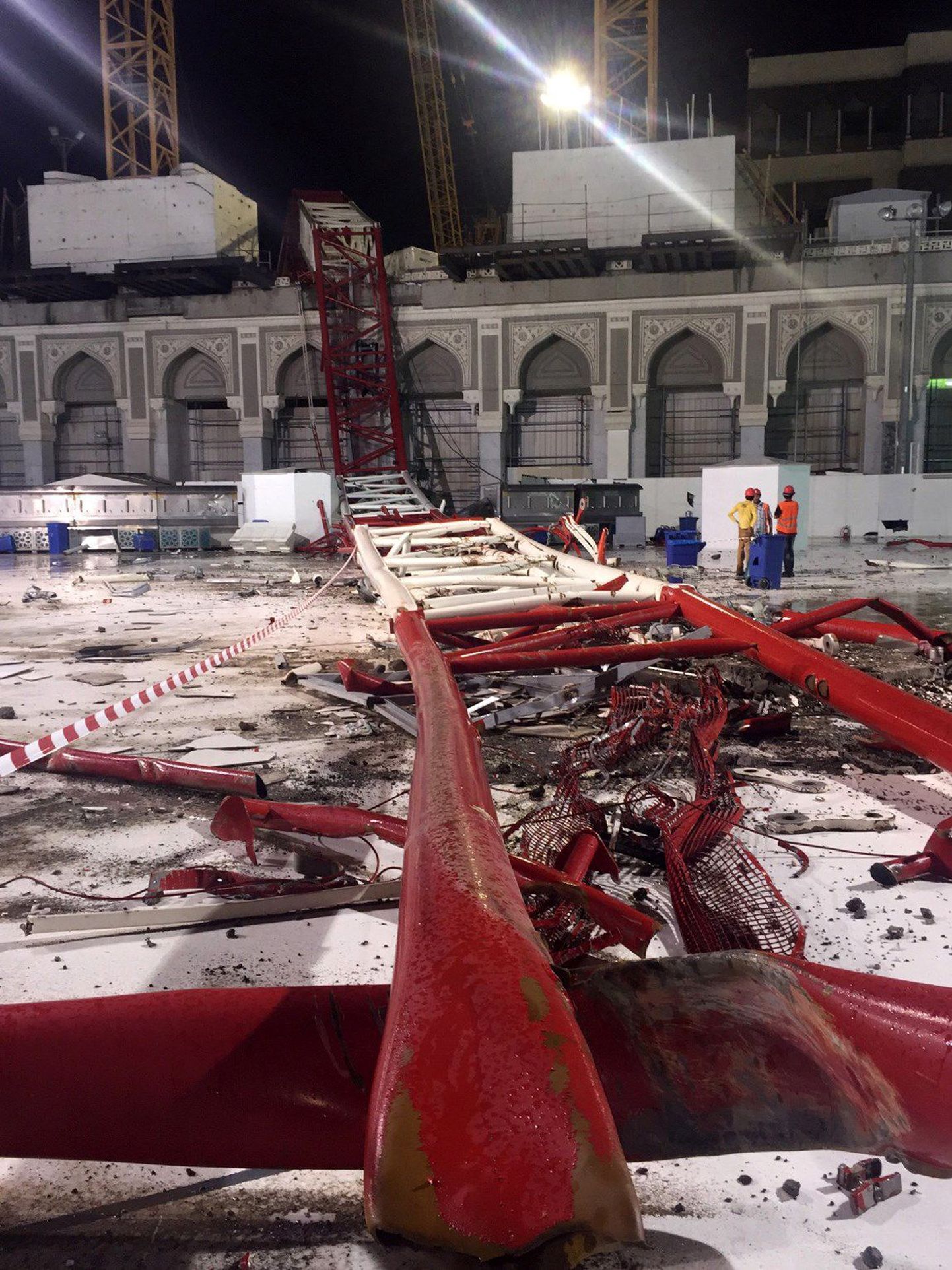Более ста человек погибло при обрушении крана на мечеть в Мекке.