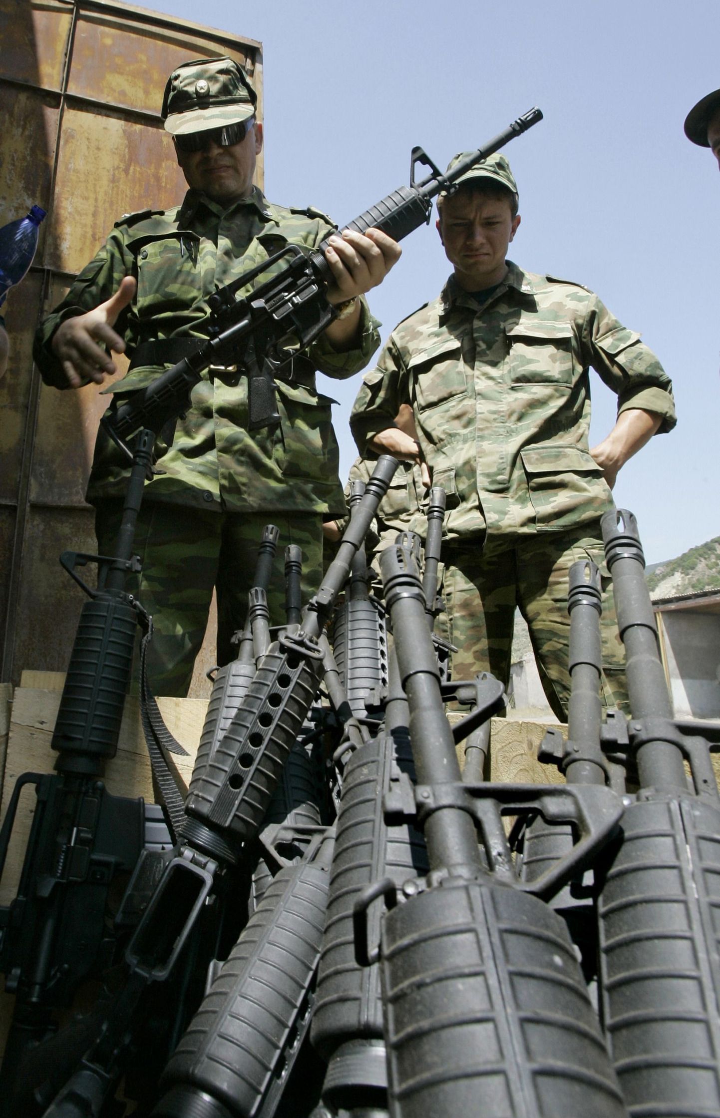 Vene armee ohvitser uudistamas Gruusia sõjaväelastelt konfiskeeritud relvi.