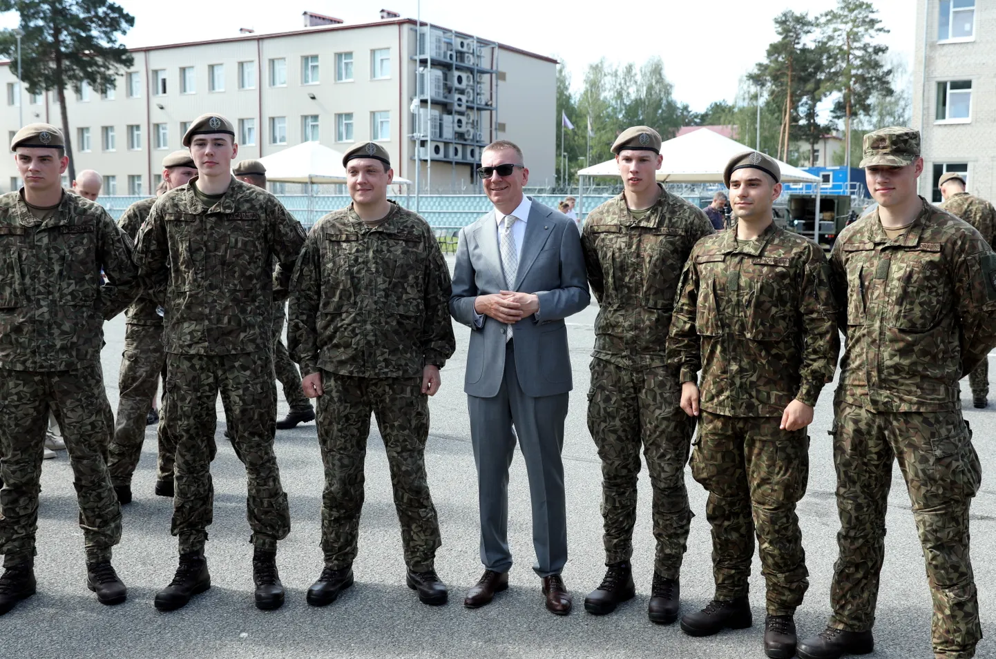 Ajateenistuse lõpetanud Läti noored presidendiga Adaži sõjaväebaasis pilti tegemas.