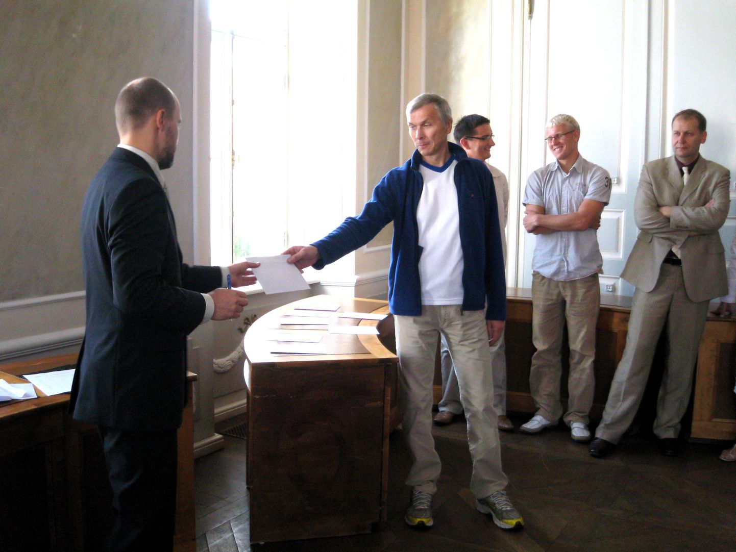 Esimese loosiümbriku, mille Tartu valimiskomisjoni liige Jaan Ainelo linnasekretärile Jüri Mölderile ulatas, sisaldas valimisliidu Initsiativa nime.