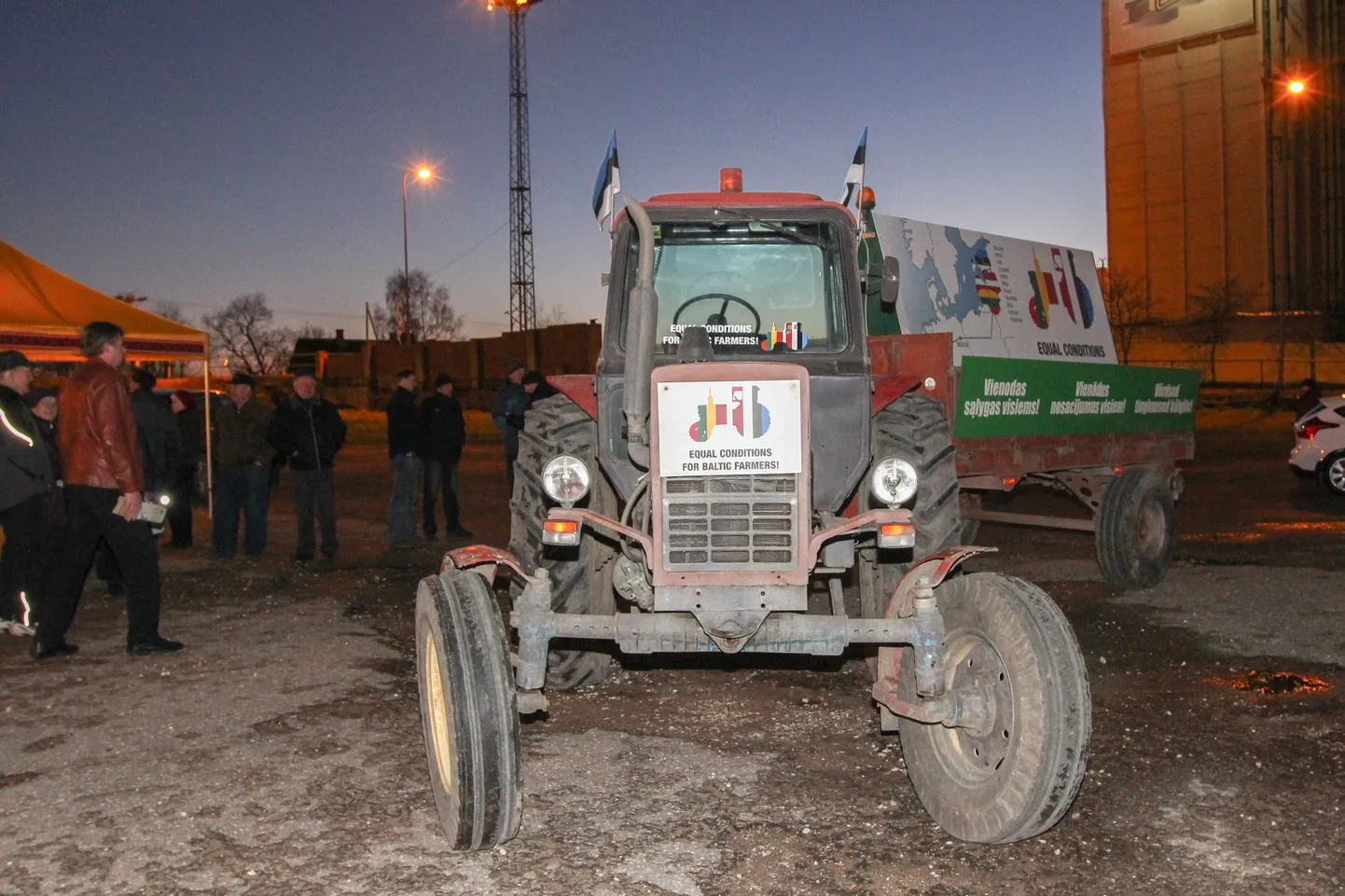 See traktor oli üks sadadest, millega põllumehed Euroopa Parlamendi hoone juures suure möllu korraldasid.