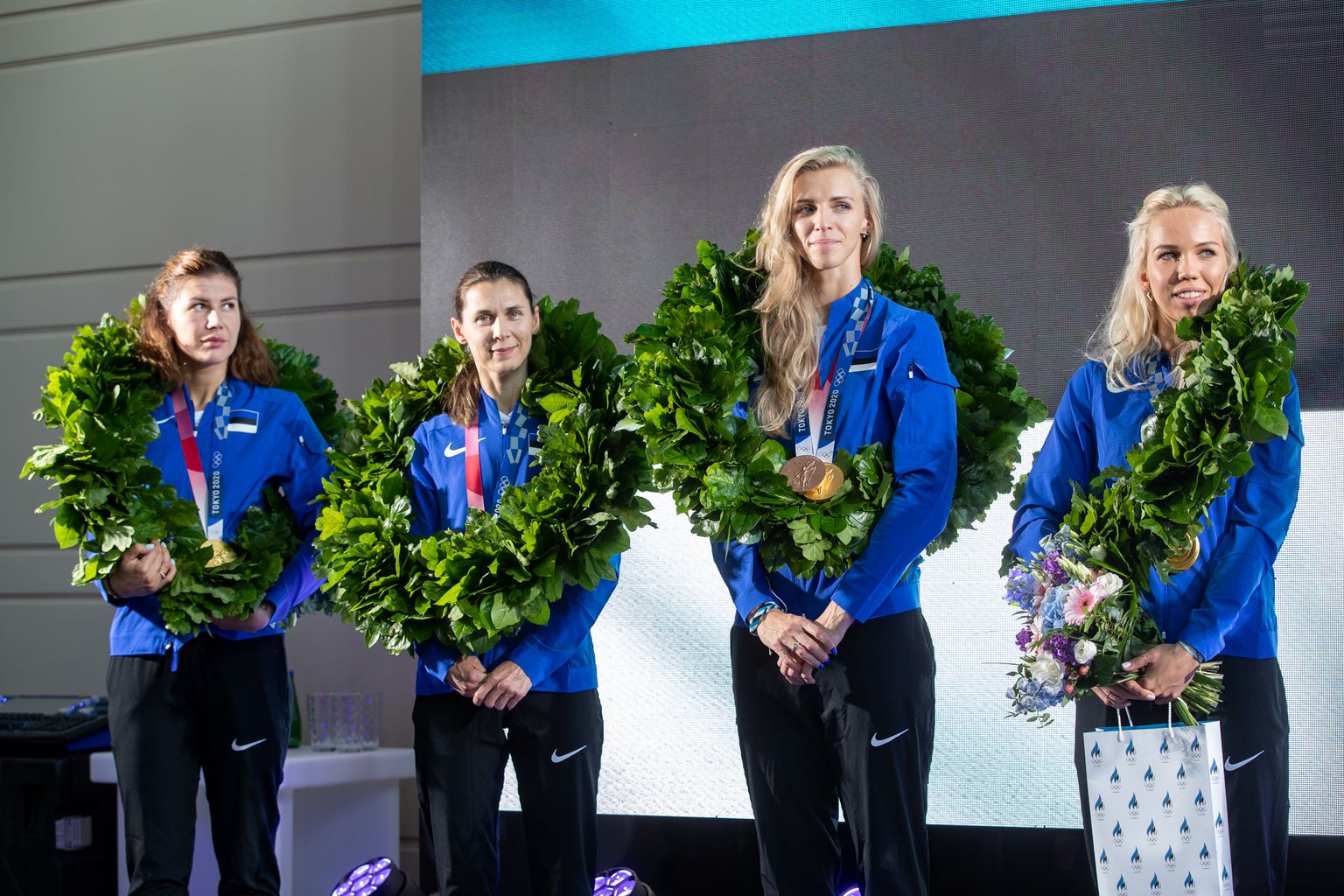 Eestile tõid tänavuselt olümpialt medalid Julia Beljajeva, Irina Embrich, Katrina Lehis ja Erika Kirpu. Kusjuures Lehis tõi lisaks võistkondlikule kullale veel individuaalse pronksi.