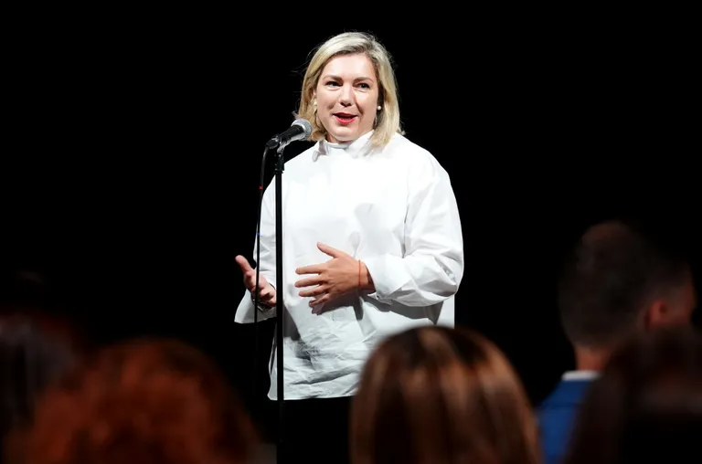 VAS "Valsts nekustamie īpašumi" valdes locekle Jeļena Gavrilova piedalās rekonstruētās Valmieras Drāmas teātra ēkas atklāšanas pasākumā 2024. gada 5. septembrī.