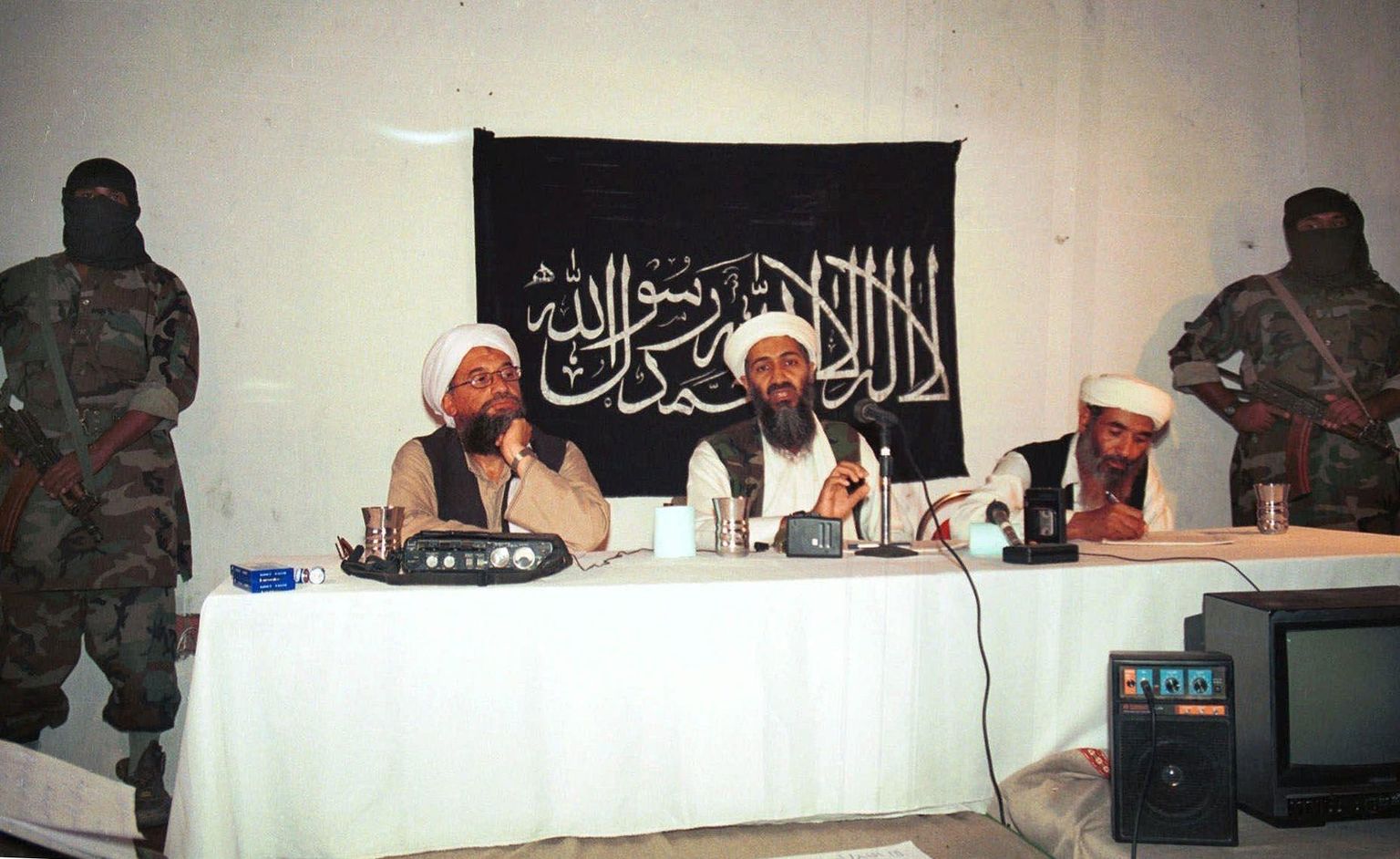 Al-Qaeda praegune juht Ayman al-Zawahri (laua ääres vasakul) ja toonane liider Osama bin Laden (keskel) peavad 1998. aastal Afganistanis pressikonverentsi. 