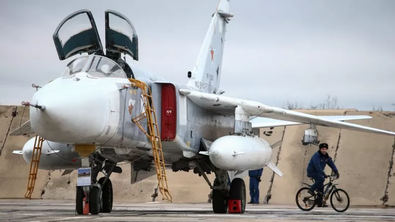 Еще один носитель тактического ядерного оружия - бомбардировщик Су-24