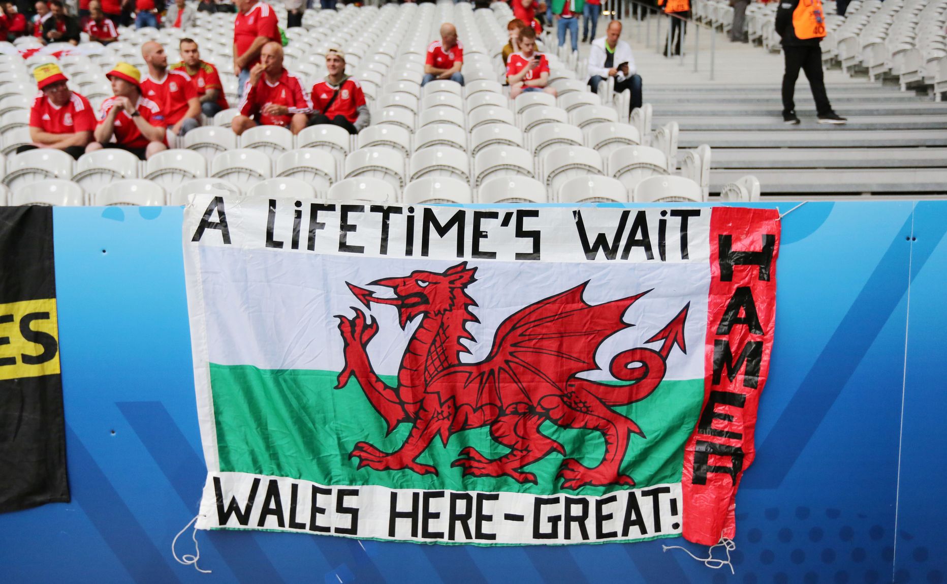 Walesi jagpallifännid EMil oma lipuga