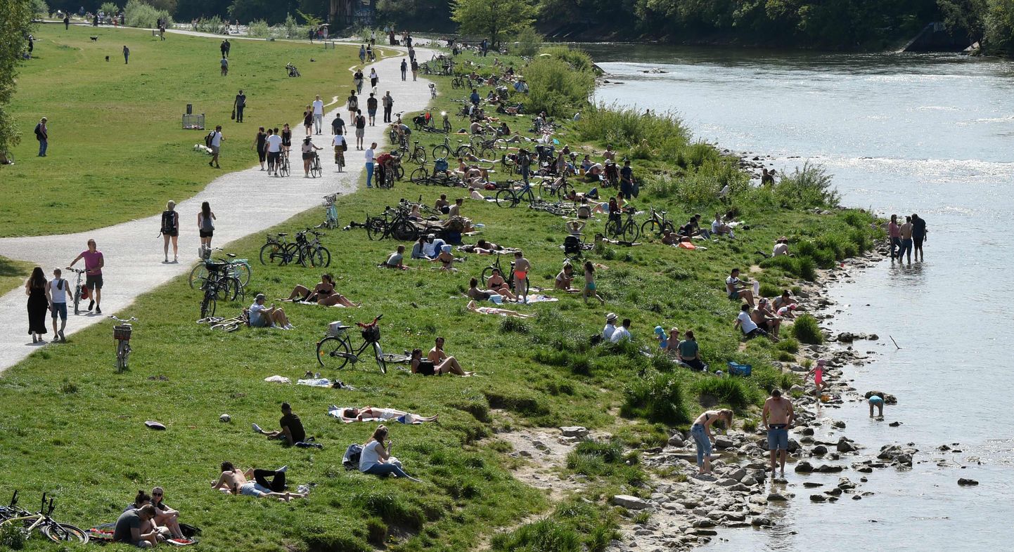 Люди наслаждаются теплой погодой в Германии. 8 мая 2020 года.