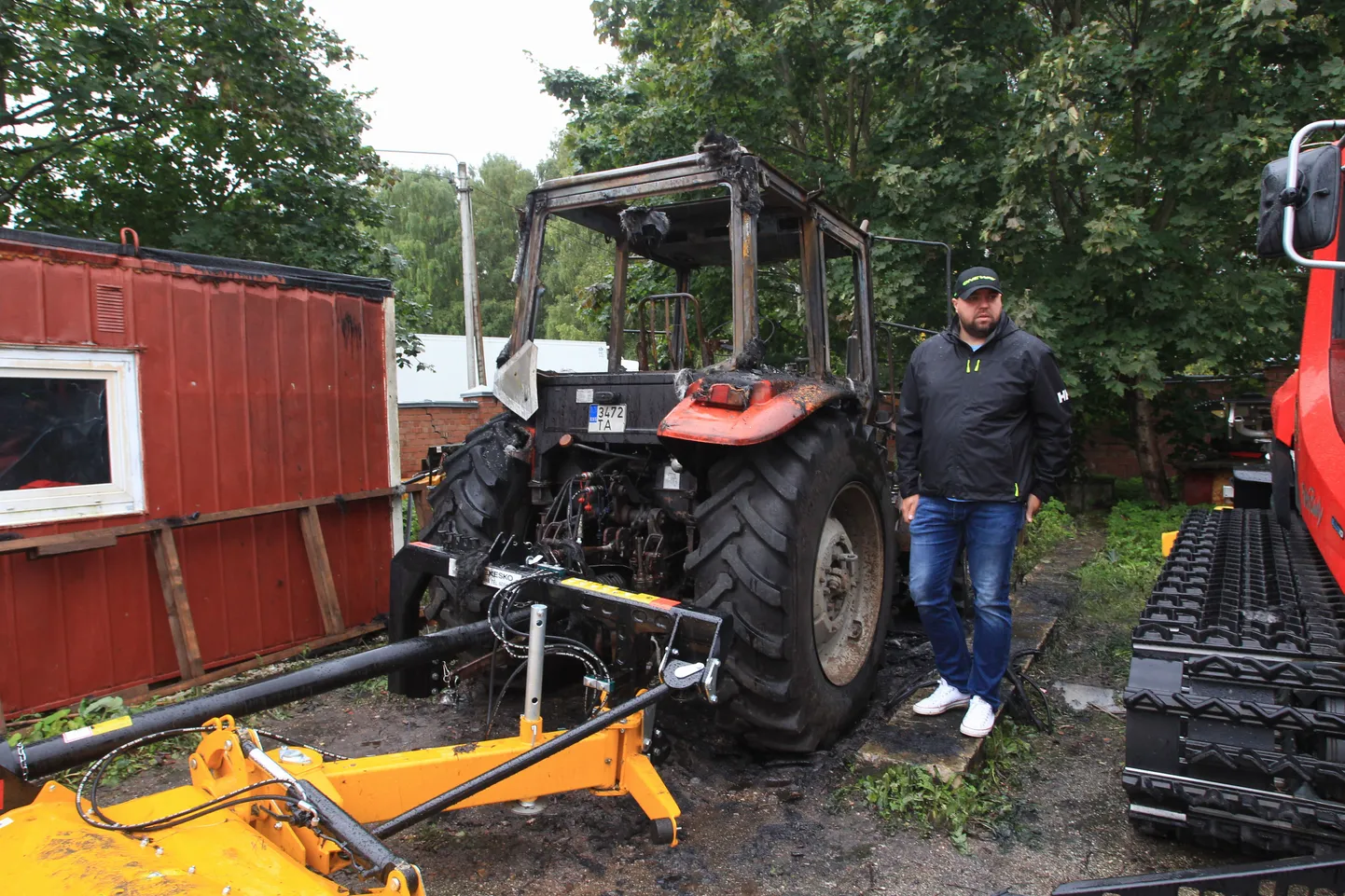 Tähtvere puhkepargi juhataja Marti Viilu seisab nukralt põlenud Belarusi juures.