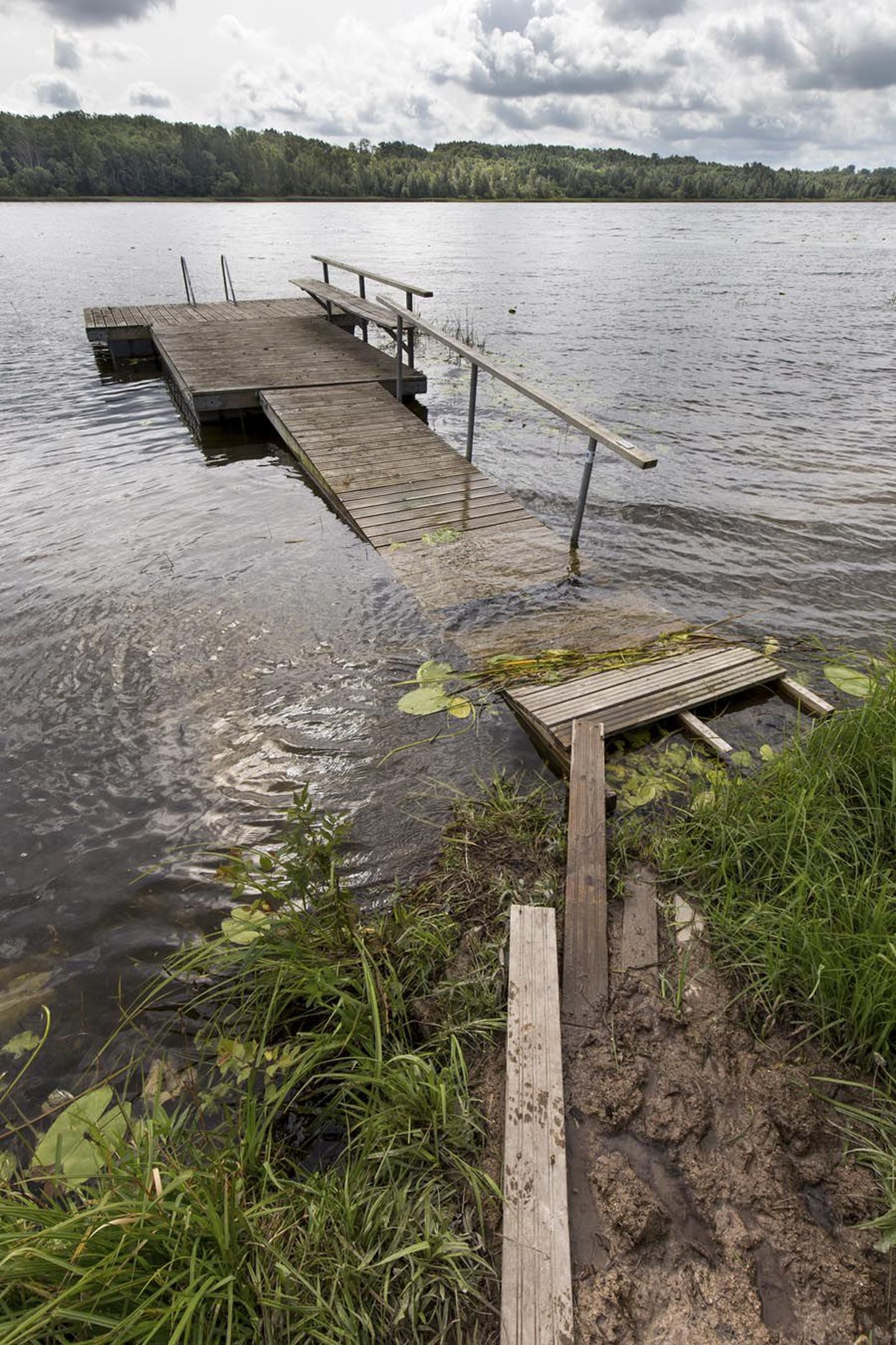 Viljandi järve ääres Huntaugu ranna läheduses olev katkine sild peaks täna korda saama ning siis saavad ujujad ja päevitajad seal taas mõnusalt aega veeta.