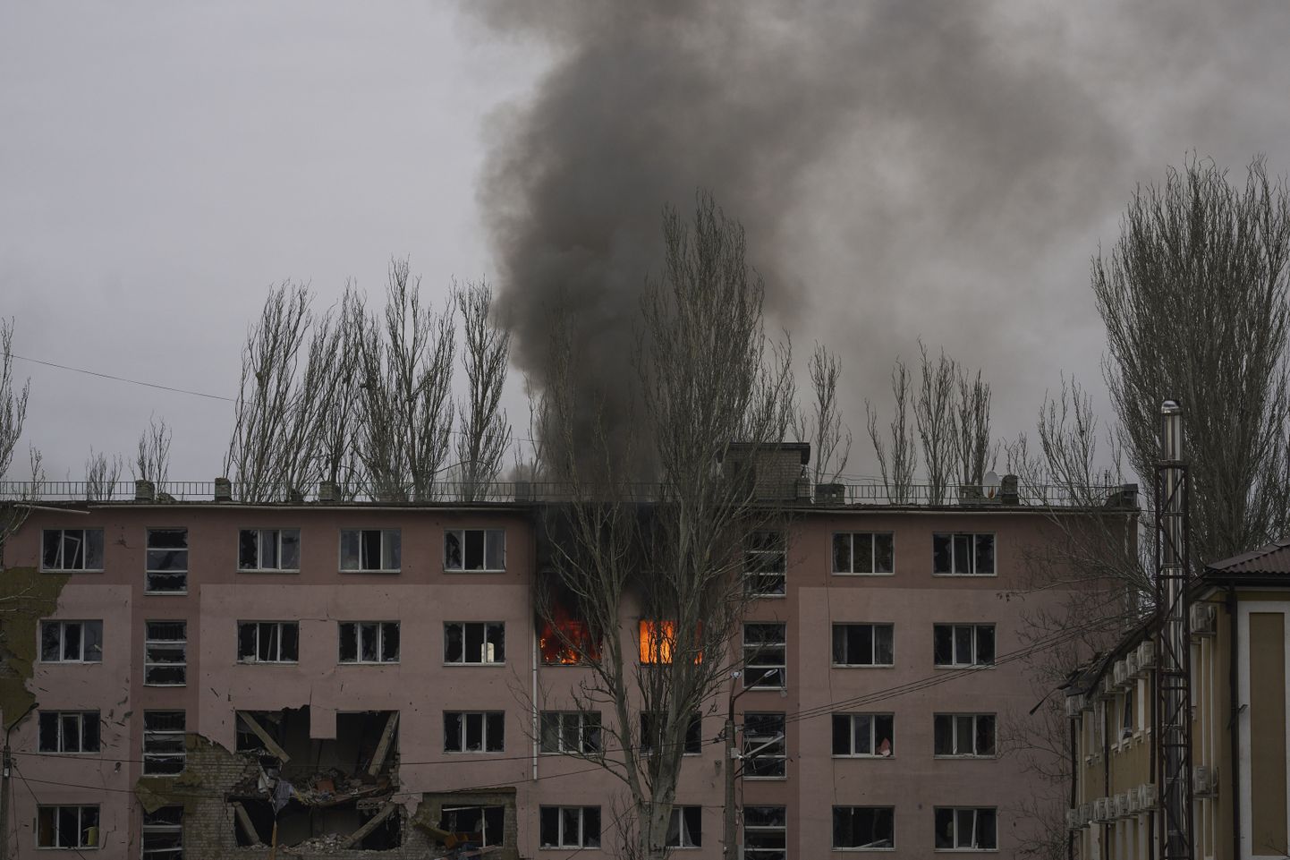Tulekahju pärast Vene vägede rünnakut Bahmuti kortermajas.