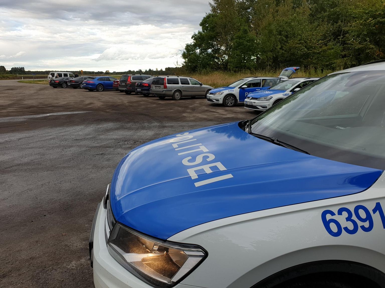 Politsei pidas reedel Tallinna-Tartu maanteel Käreveres kinni hulga kiiruseületajaid, kes pidid trahvi kätte saamiseks parklas oma järge ootama.