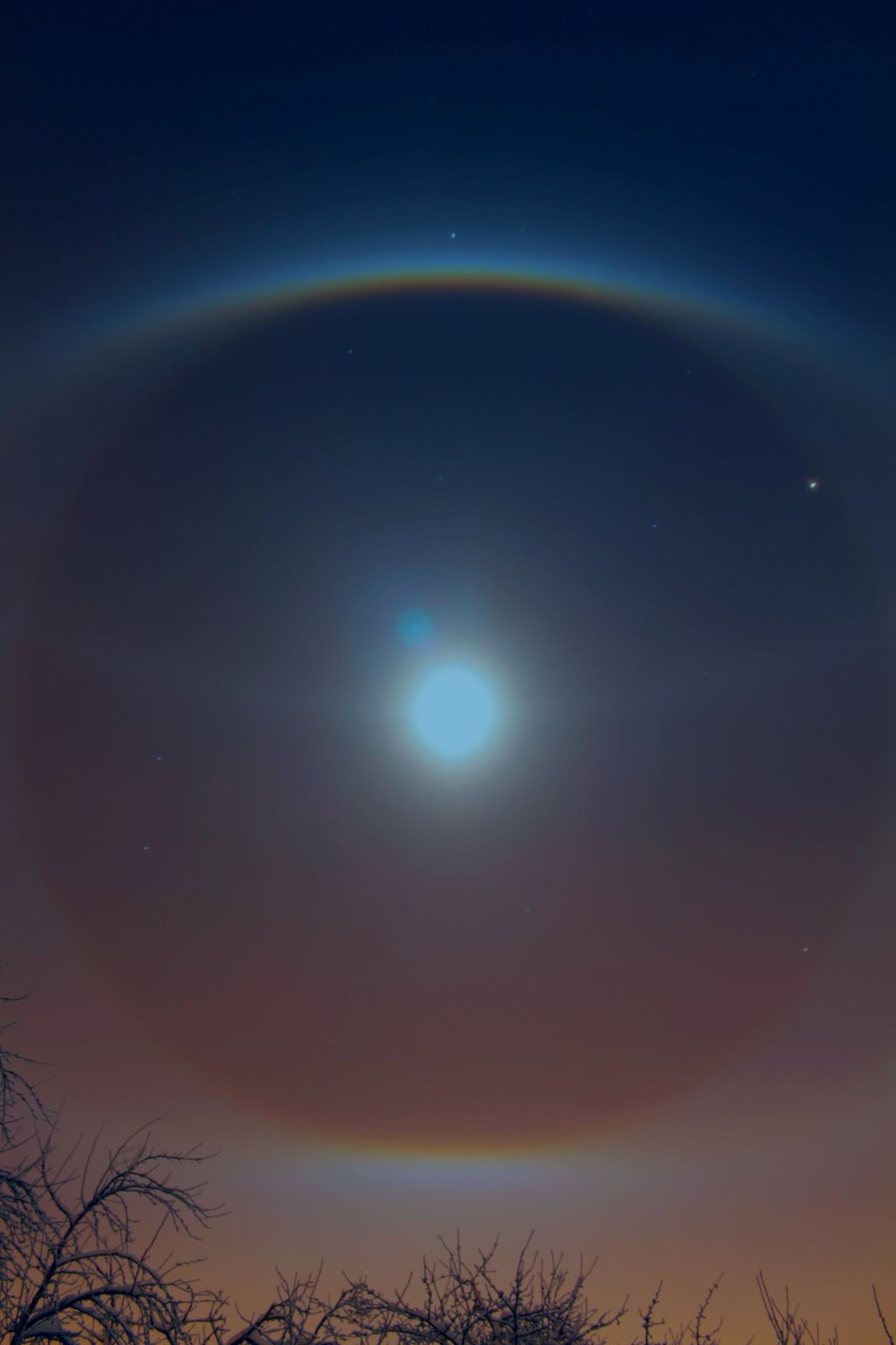 Kuu ümber tekkinud valgusrõngas pildistatult 9. detsembri õhtul Viljandis