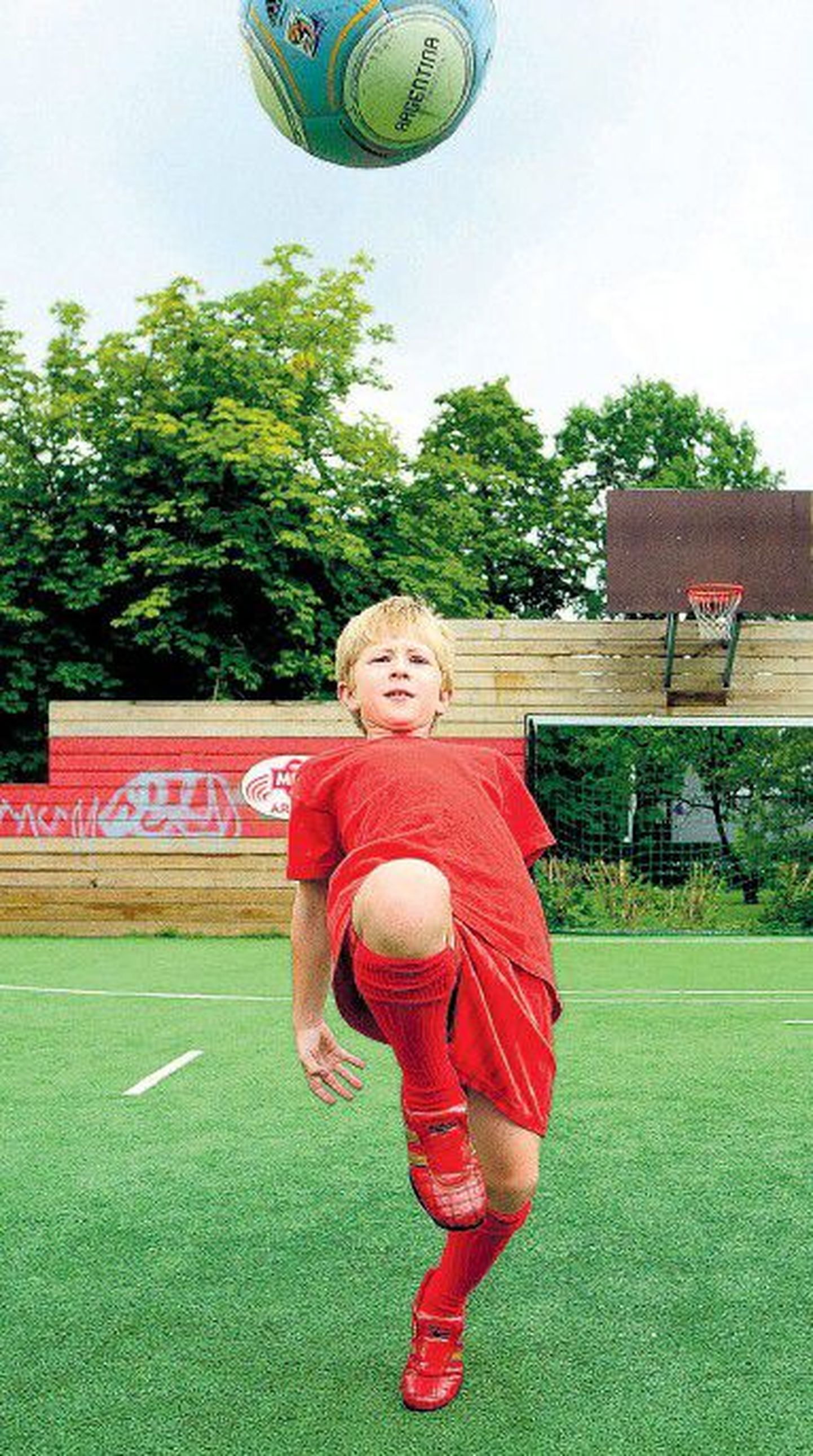 Kuna seitsmeaastane Oskar Soom on jalgpalli mänginud nii lasteaias kui trennis, tuli Forseliuse kooli jalgpalliklassi mineku otsus peres kergelt.