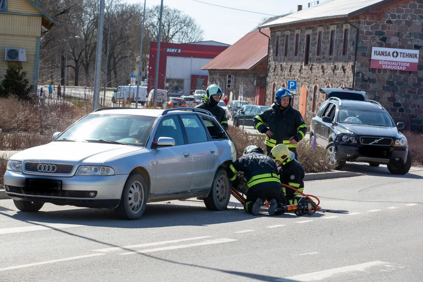 В среду в полдень на Пярнуском шоссе столкнулись Audi ja Volvo. Как сообщила полиция, причина аварии в том, что не придерживались правила о достаточной дистанции
