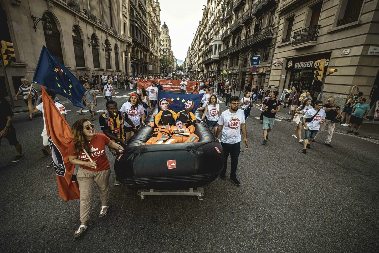 Vahemere migratsioonikriisi vastu protestijad veavad Barcelona tänavatel päästepaadis Hispaania peaministri Pedro Sáncheze ja Itaalia siseministri Matteo Salvini kujusid.