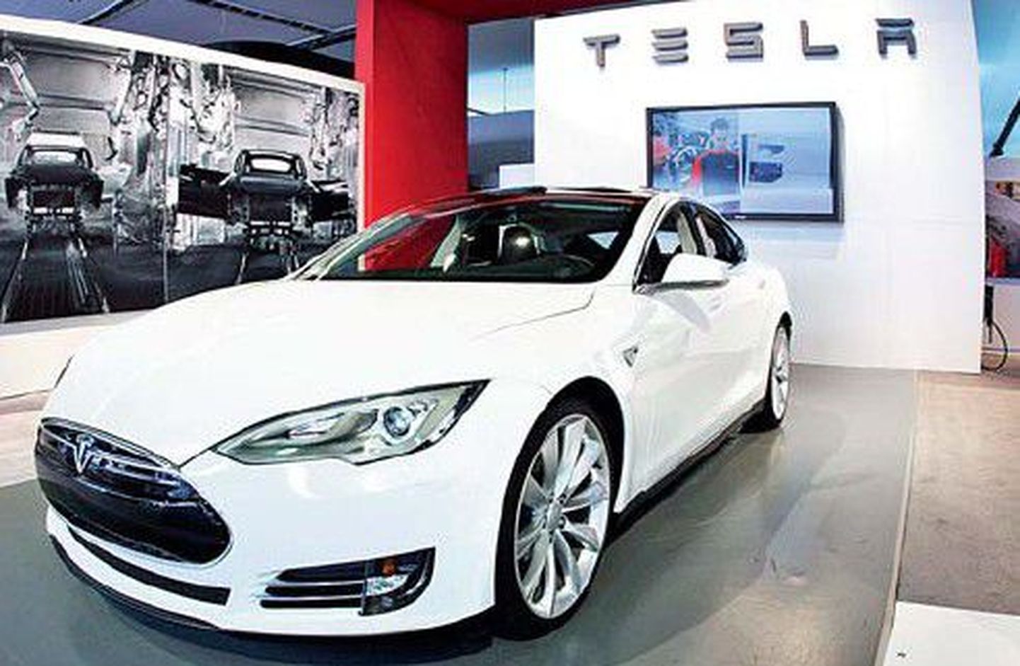 Электромобиль Tesla Model S.