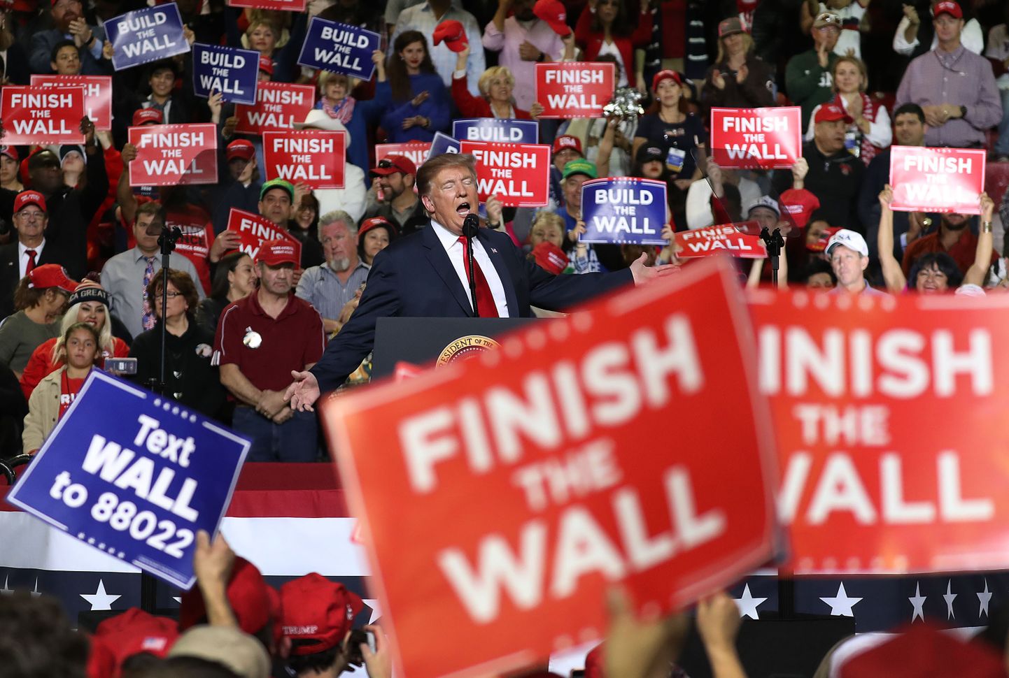 Kuigi USA kongress ei nõustu rahastama Ühendriikide-Mehhiko piirimüüri president Donald Trumpi nõutud summas, kinnitas president eile Texase osariigis toimunud kampaaniaüritusel, et täidab oma 2016. aasta valimislubaduse sõltumata kongressi tahtest.