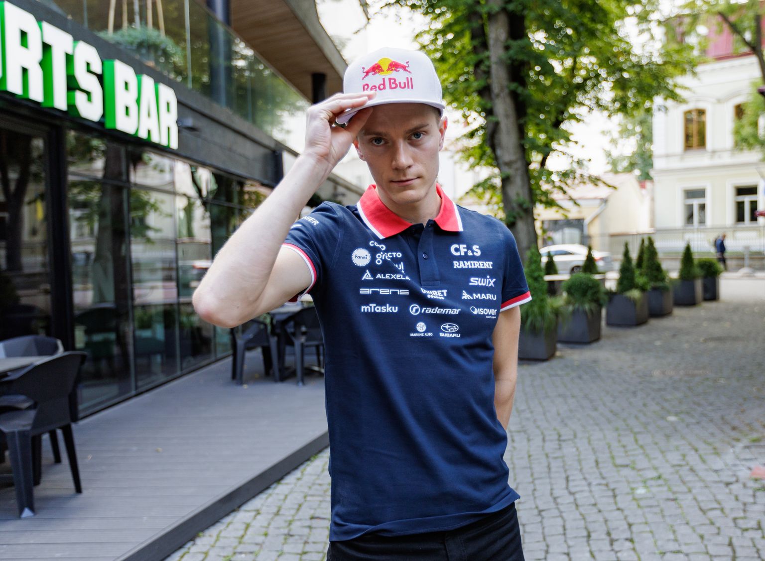 Kristjan Ilves peab pressiüritustel kandma nüüd Red Bulli nokkmütsi. Ent seda mõistagi hea meelega.