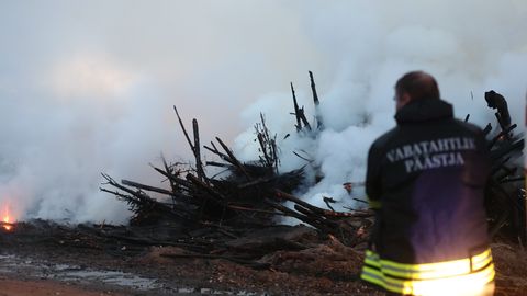 Спасатели локализовали пожар на болоте Аллику