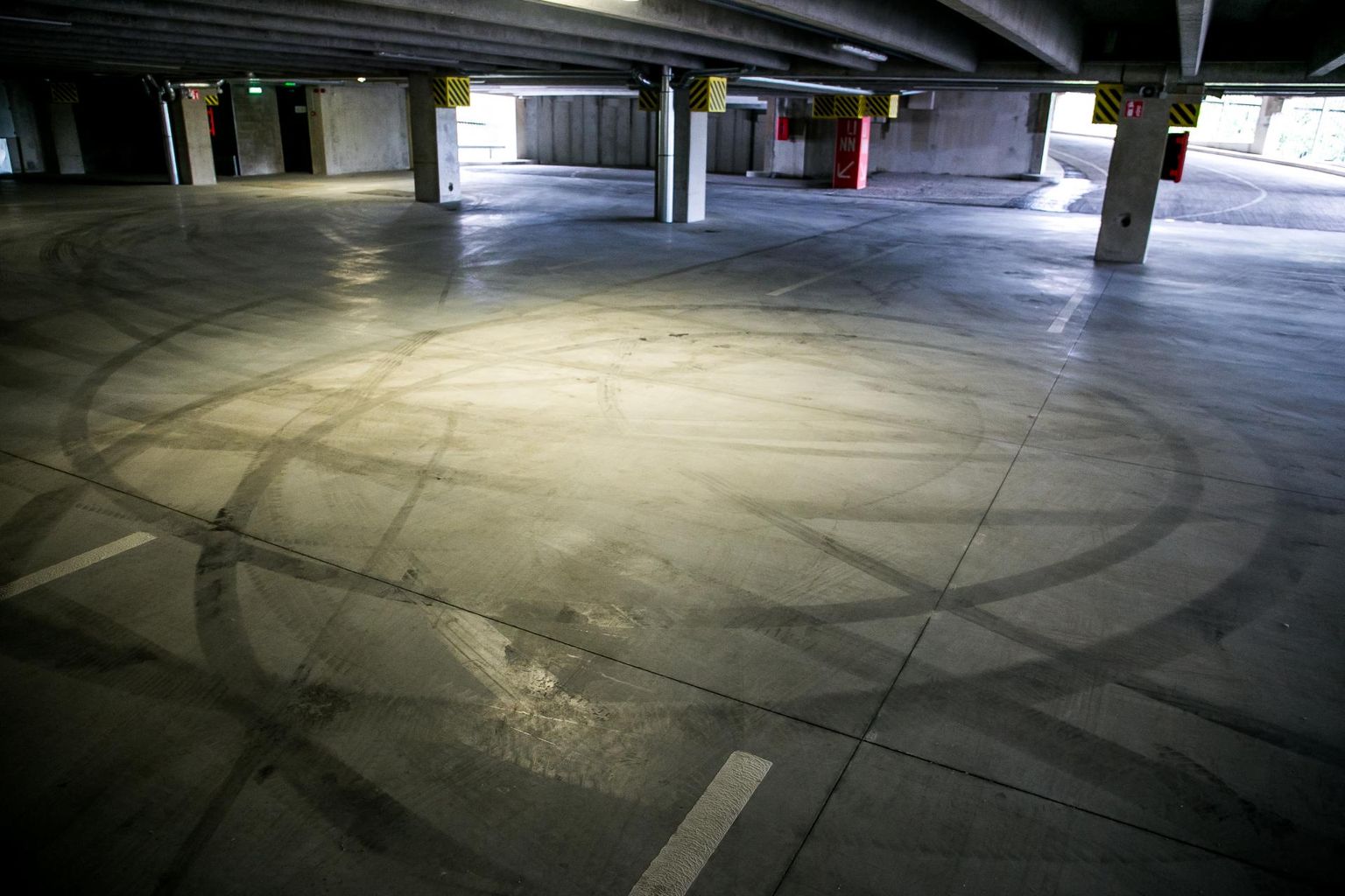 Päevasel ajal vaikses parkimis­majas annavad öisest huligaanitsemisest märku jäljed põrandal.