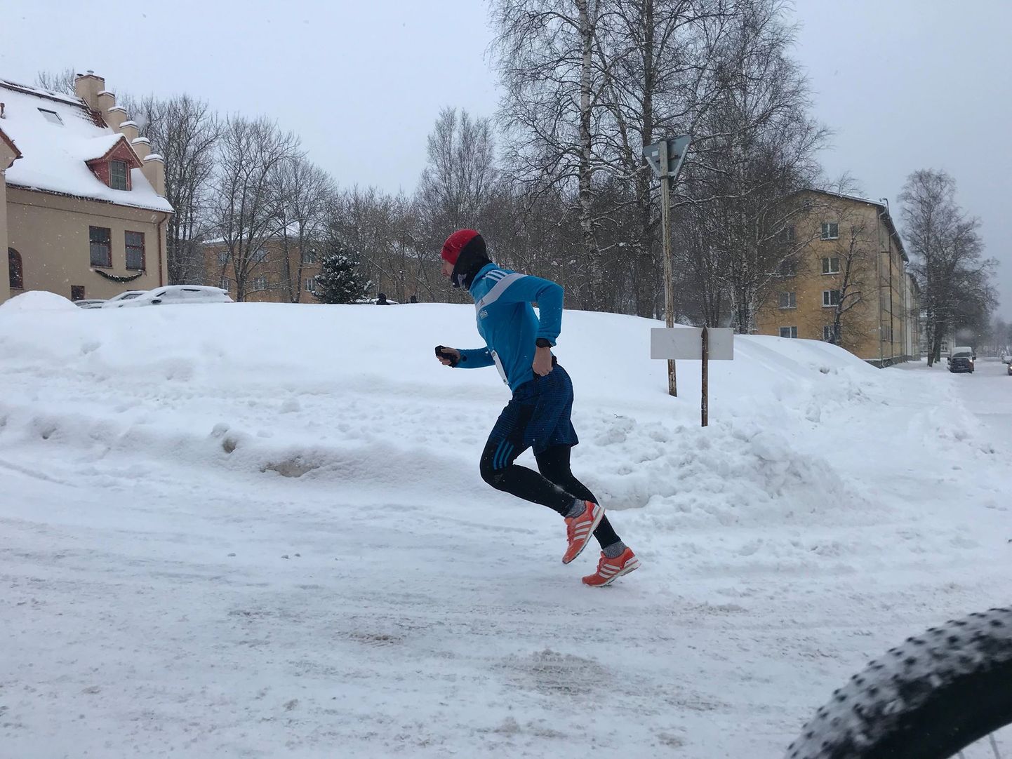 Eskola jooksu võitja Dmitri Aristov läbimas viimast kilomeetrit.