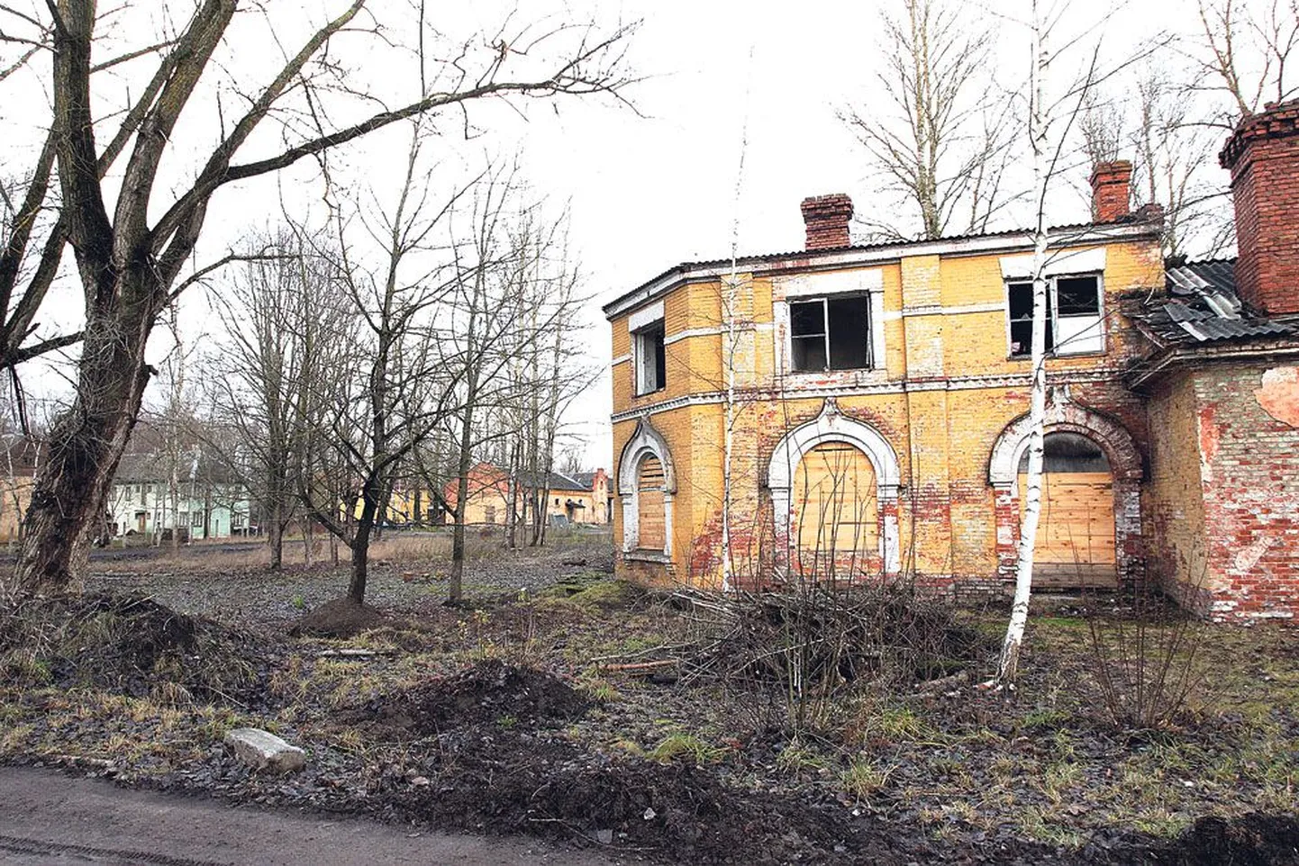 Lagunenud kirik  ja taamal olev ratsarügemendi 2. eskadroni tall on vähesed hooned, mis Raadil Puiestee ja Kasarmu tänavaga külgneval alal endises sõjaväelinnakus on alles. Sellest, mis rügemendi tallide ümber toimus ja millega rügement tegeles, annavad aimu järgmised mustvalged fotod. Räägitakse, et tüdrukud olevat olnud vormis rügemendi poiste järele suisa hullud. Vana kalendri järgi loetakse ratsarügemendi alguseks 1917. aasta 11. novembrit. Rügement tegutses kuni 1940. aastani.