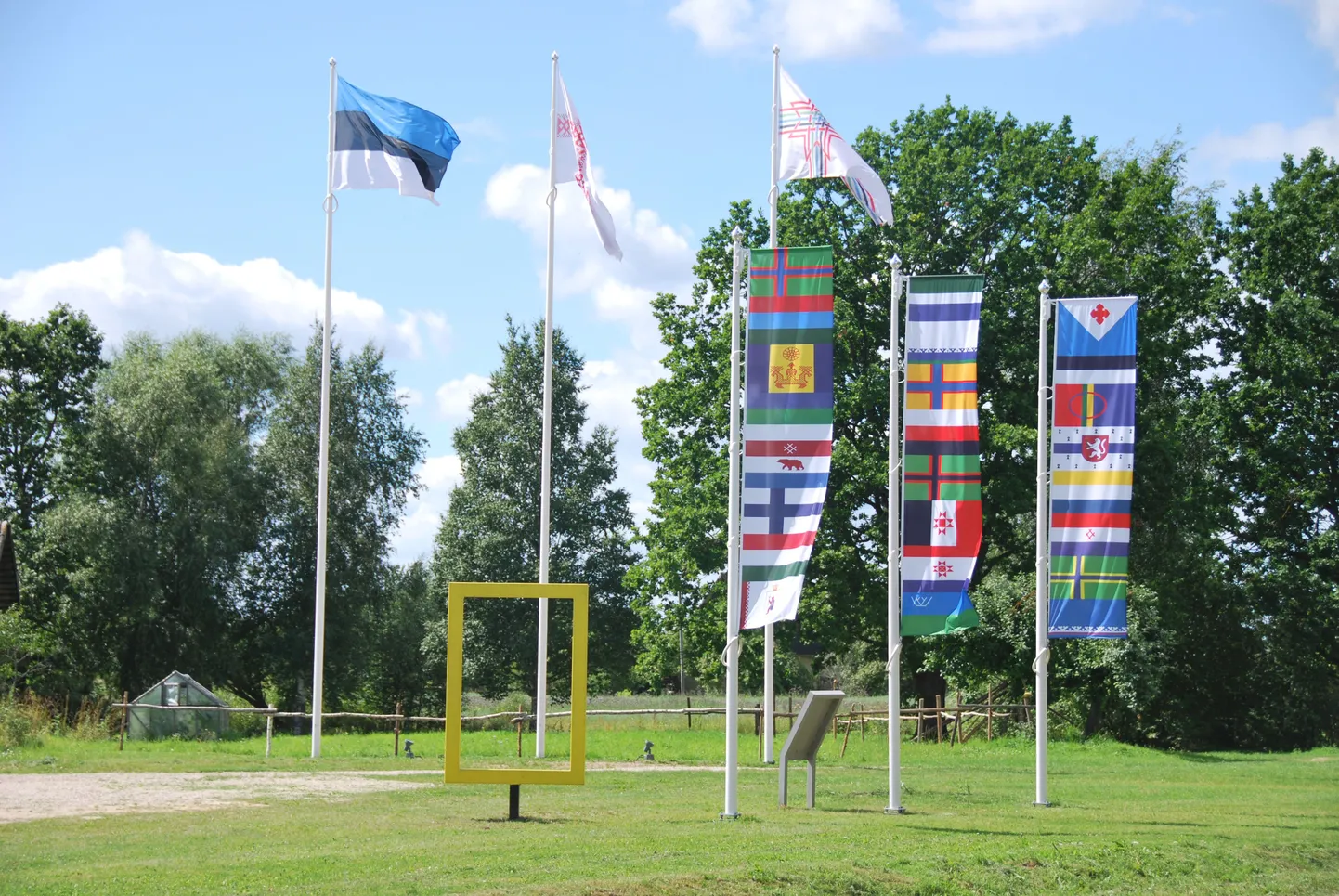Lipuväljak Obinitsas