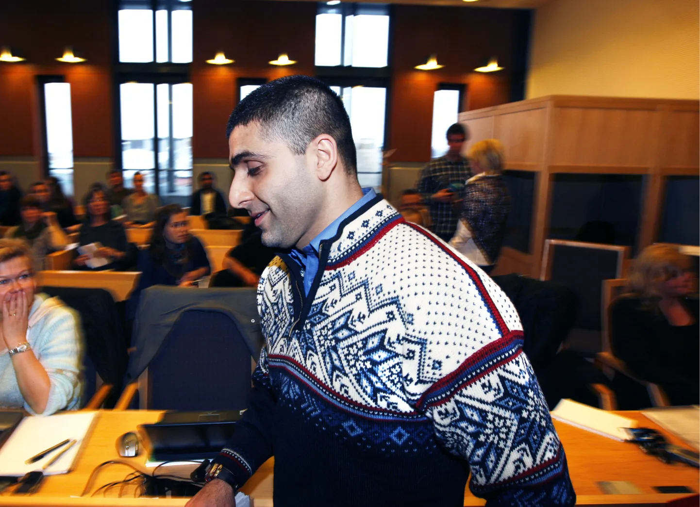 Tapetud poja isa ja kahtlustatav terrorist Arfan Bhatti saabumas Oslo kohtusaali.