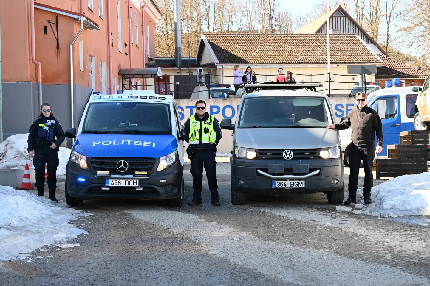 Kriminalistikabuss (paremal) saabus muuseumisse politseieskordi saatel.