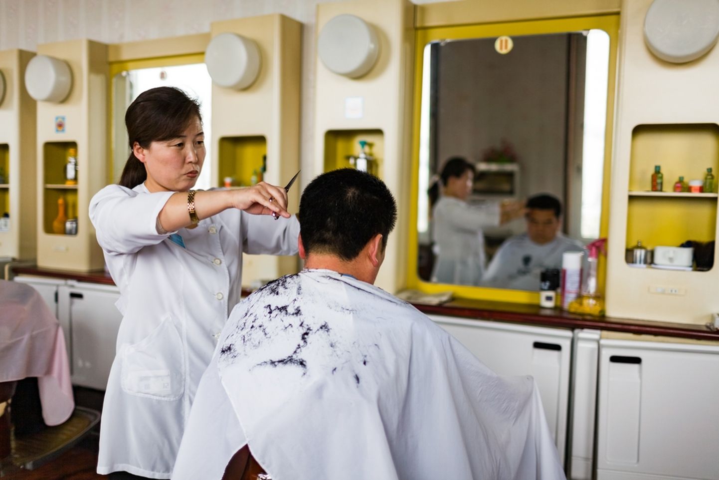 Северокорейская парикмахерская. Иллюстративное фото.