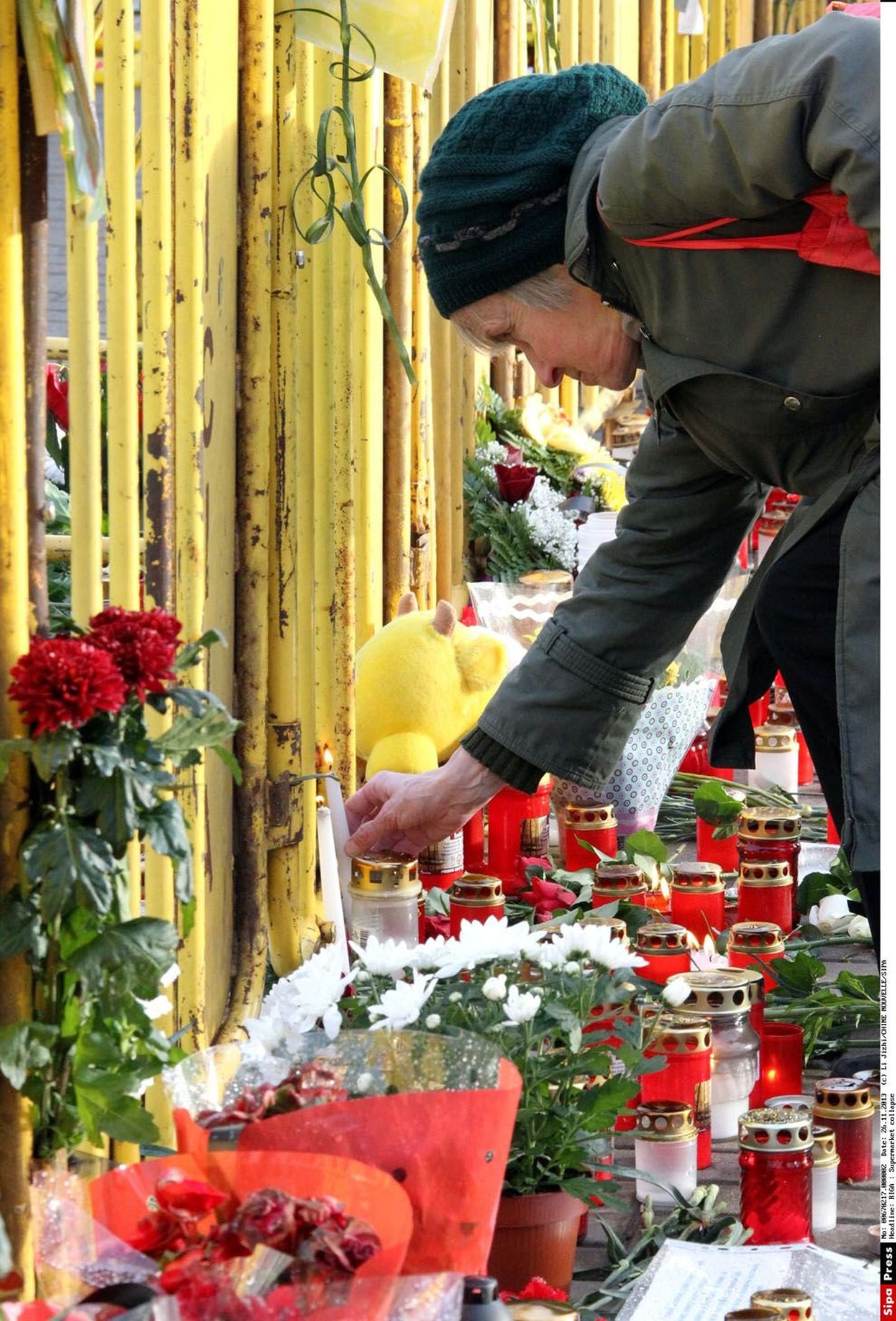 Maxima Zolitūde poe juurde viidi möödunud aastal ohvrite mälestuseks ohtralt küünlaid ja lilli.