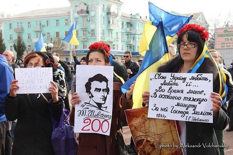 Митинг проукраинских активистов у памятника Тарасу Шевченко 9 марта 2014 года.