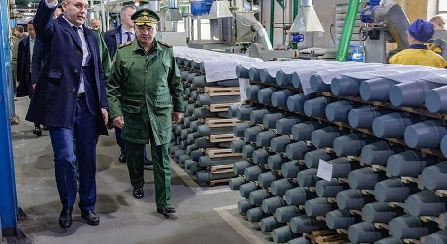 Ainüksi 2023. aastal toodeti Venemaal Ukrainas tapatööde tegemiseks 20 miljonit mürsku. Neile lisandus ladudest võetu ja mujalt ostetu. 2024. aastal keeratakse sõjakraami tootmisele veelgi tuure juurde. Sergei Šoigu inspekteerimas 2023. aastal mürsutehast.