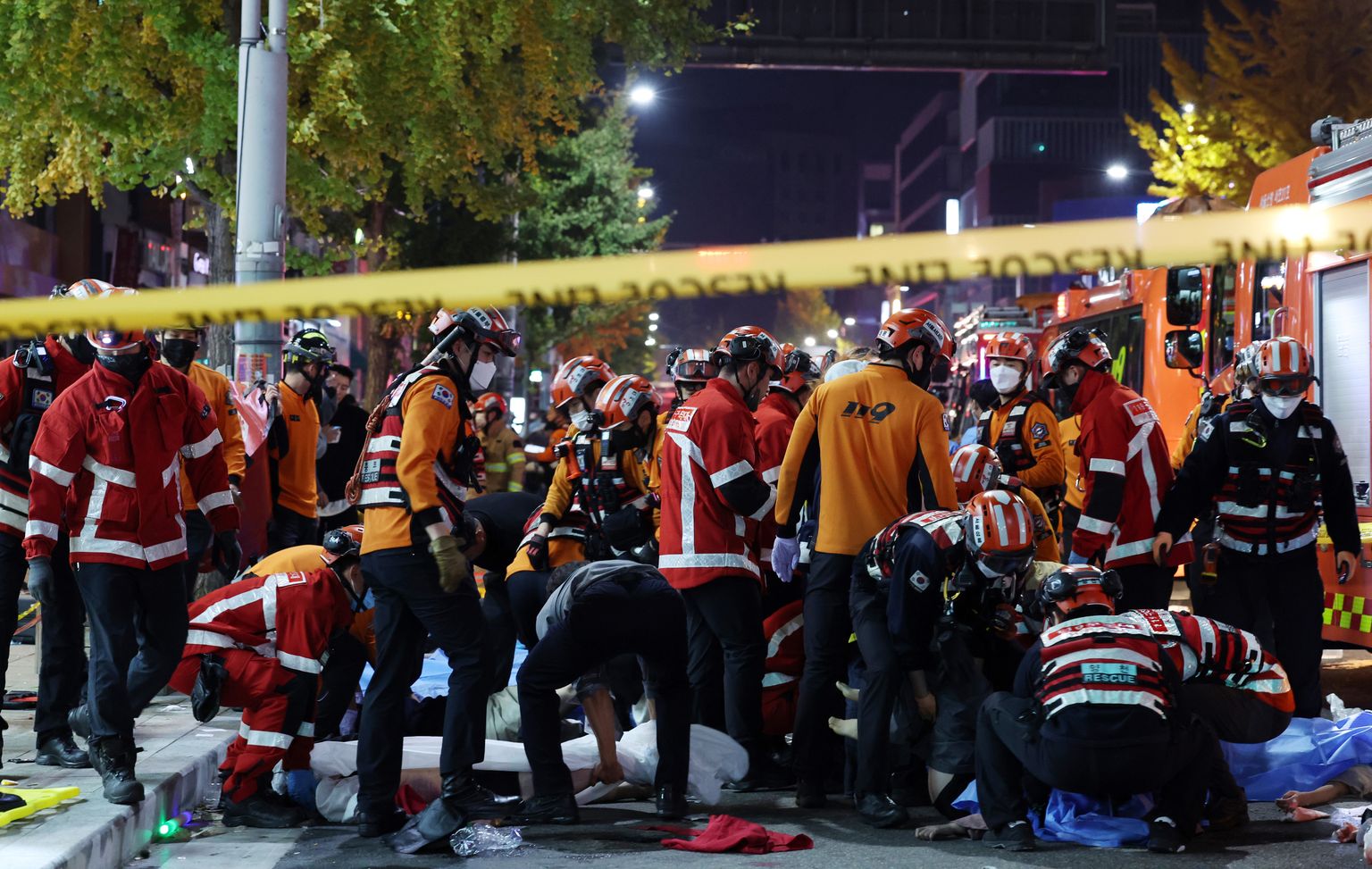Спасатели в трагическую ночь в Сеуле