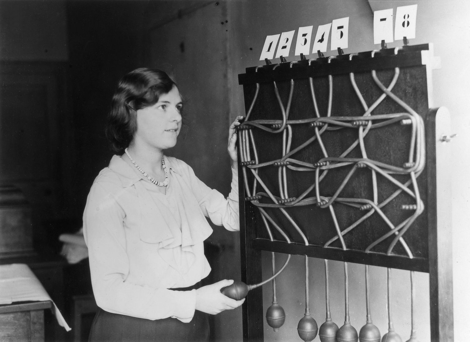 Pilt on illustreeriv: test, millega mõõdeti ajutegevuse kiirust. Kui keegi hüüdis mõne numbri, pidi katsealune võimalikult kiiresti õige pirni sisse lülitama. Pilt on tehtud 1930-ndatel Londoni psühholoogia instituudis.