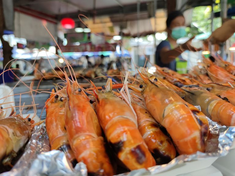 Ainuüksi tänavatoidu pärast tasub Taisse sõita. Krevetid Chatuchaki turul. 