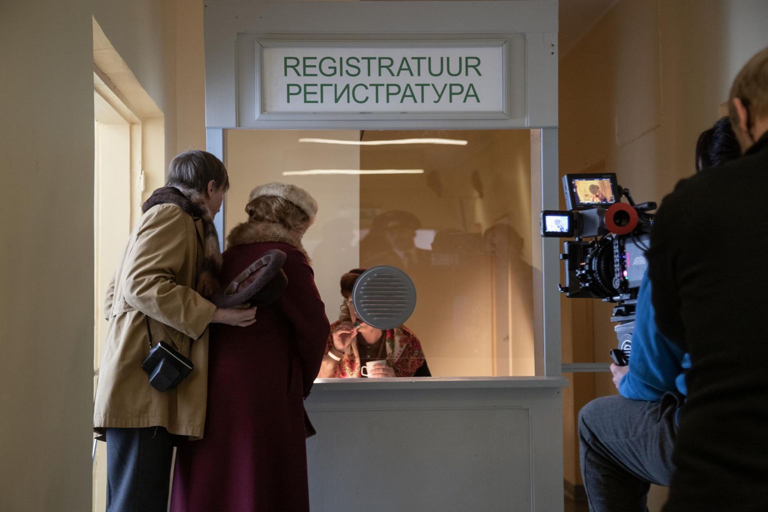 Filmi "Hüvasti, NSVL" võtted Viljandi haiglas. Pildil Ülle Kaljuste ja Tõnu Oja.
 