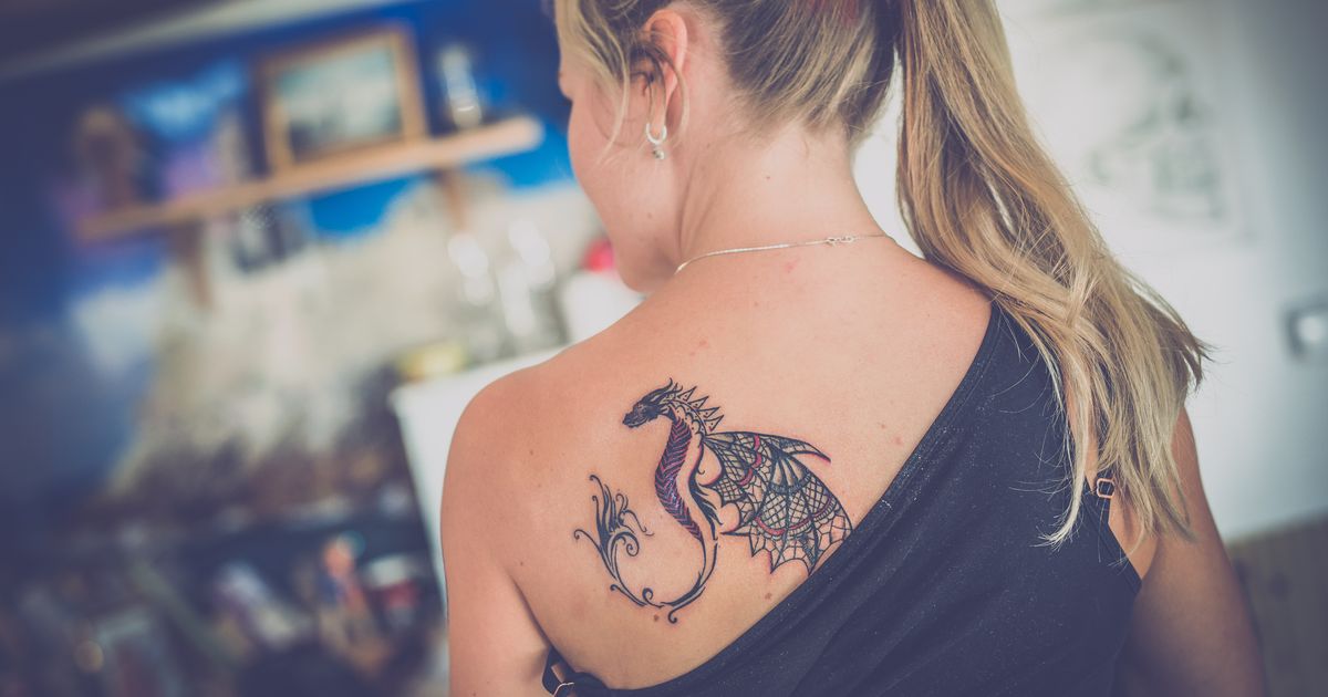 Несовершеннолетний хочет себе татуировку: что же делать?