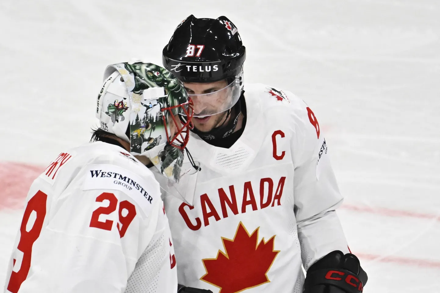 Kanada väravavaht Marc-Andre Fleury (vasakul) ja ründaja Sidney Crosby.