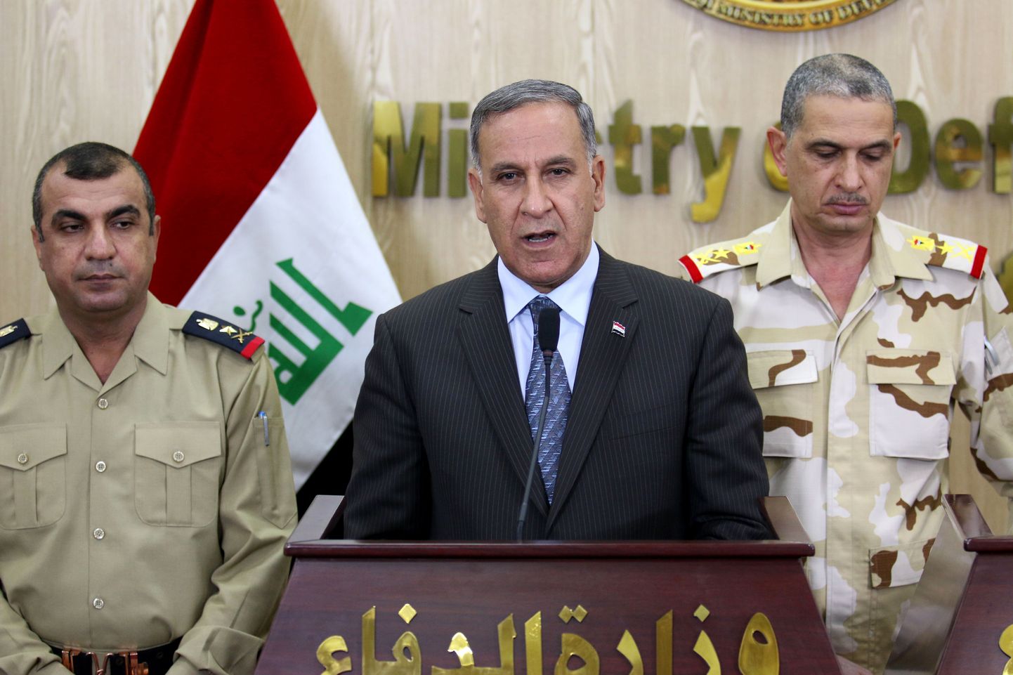 Iraagi kaitseminister Khaled al-Obeidi (keskel)