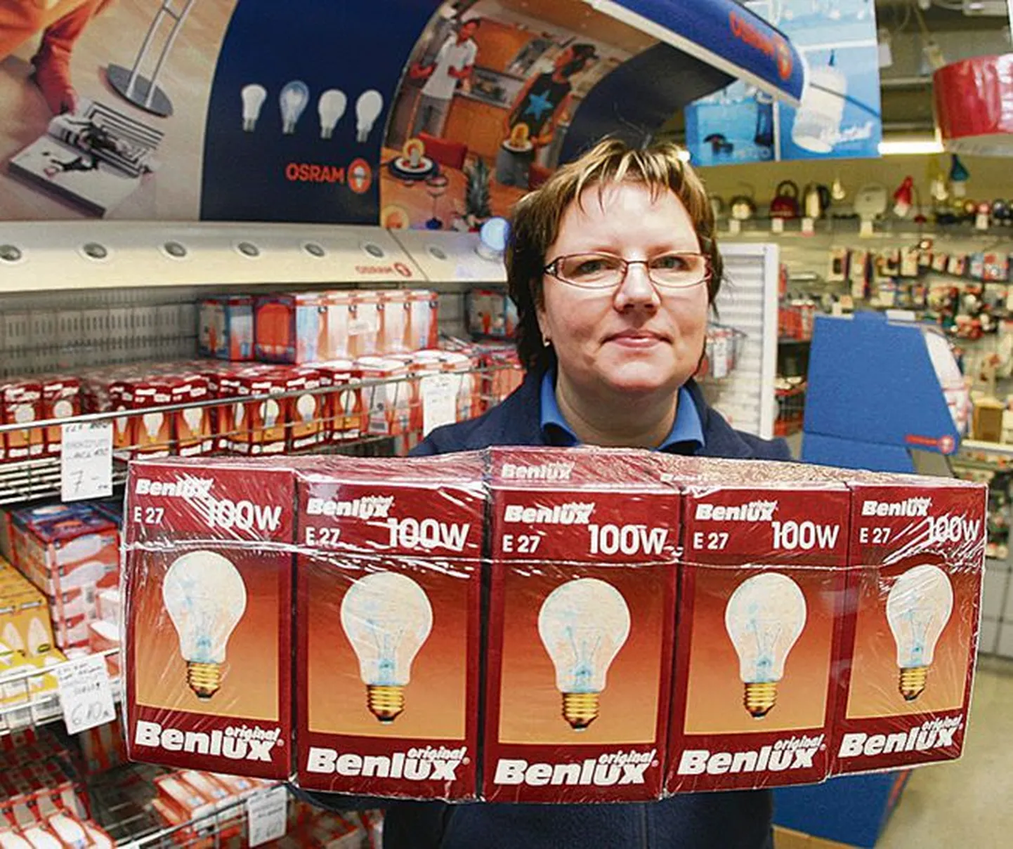 Elektrumi kaupluse juhataja Lea Siim sai eile veel ostjatele sajavatiseid pirne pakkuda.